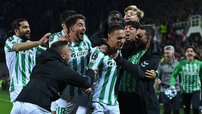 antony,real betis,fiorentina vs real betis,uefa conference league,europa conference league,fiorentina vs betis FLORENCE, ITALY - MAY 08: Antony of Real Betis celebrates his goal during the UEFA Conference League 2024/25 Semi Final First Leg match between ACF Fiorentina and Real Betis Balompie at Artemio Franchi on May 08, 2025 in Florence, Italy. (Photo by Image Photo Agency/Getty Images)