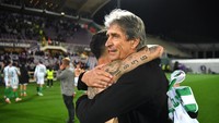Antony memeluk pelatih Manuel Pellegrini usai membawa Betis ke final UEFA Conference League. (Foto: Valerio Pennicino - UEFA/UEFA via Getty Images)