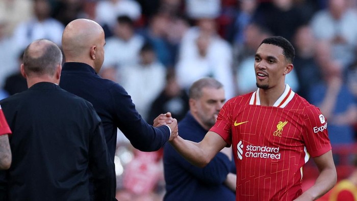 Soccer Football - Premier League - Liverpool v Tottenham Hotspur - Anfield, Liverpool, Britain - April 27, 2025 Liverpools Trent Alexander-Arnold shakes hands with manager Arne Slot after being substituted REUTERS/Phil Noble EDITORIAL USE ONLY. NO USE WITH UNAUTHORIZED AUDIO, VIDEO, DATA, FIXTURE LISTS, CLUB/LEAGUE LOGOS OR LIVE SERVICES. ONLINE IN-MATCH USE LIMITED TO 120 IMAGES, NO VIDEO EMULATION. NO USE IN BETTING, GAMES OR SINGLE CLUB/LEAGUE/PLAYER PUBLICATIONS. PLEASE CONTACT YOUR ACCOUNT REPRESENTATIVE FOR FURTHER DETAILS..