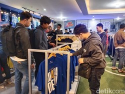 Cerita Andi Datang Jauh dari Tasikmalaya Berburu Jersey Persib Juara
