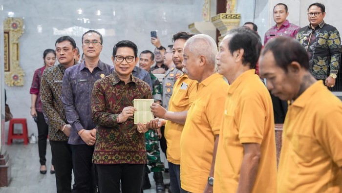 Bupati BadungÂ Wayan Adi Arnawa menampilkan proteksi sosial keagamaan menjelang Hari Raya Waisak bagi umat Buddha di Vihara Dharmayana, Kuta, Jumat (9/5/2025). (Foto: Dok. Pemkab Badung)