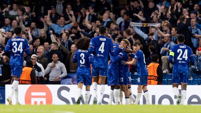 LONDON, ENGLAND - MAY 08: Kiernan Dewsbury-Hall of Chelsea celebrates with his teammates after scoring his sides first goal during the UEFA Conference League 2024/25 Semi Final Second Leg match between Chelsea FC v Djurgarden at Stamford Bridge on May 8, 2025 in London, England. (Photo by Gaspafotos/MB Media/Getty Images)