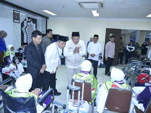 Lepas Ratusan Calhaj di Embarkasi Banjarmasin, Cucun Pastikan Prosesnya Lancar Lepas Ratusan Calhaj di Embarkasi Banjarmasin, Cucun Pastikan Prosesnya Lancar