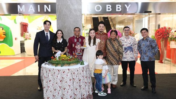 Pemberian potongan tumpeng kepada perwakilan pasien (Dok. RS PIK)