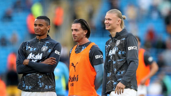 Soccer Football - Premier League - Manchester City v Wolverhampton Wanderers - Etihad Stadium, Manchester, Britain - May 2, 2025 Manchester Citys Erling Haaland, Manchester Citys Jack Grealish and Manchester Citys Manuel Akanji during the warm up before the match REUTERS/Scott Heppell EDITORIAL USE ONLY. NO USE WITH UNAUTHORIZED AUDIO, VIDEO, DATA, FIXTURE LISTS, CLUB/LEAGUE LOGOS OR LIVE SERVICES. ONLINE IN-MATCH USE LIMITED TO 120 IMAGES, NO VIDEO EMULATION. NO USE IN BETTING, GAMES OR SINGLE CLUB/LEAGUE/PLAYER PUBLICATIONS. PLEASE CONTACT YOUR ACCOUNT REPRESENTATIVE FOR FURTHER DETAILS..