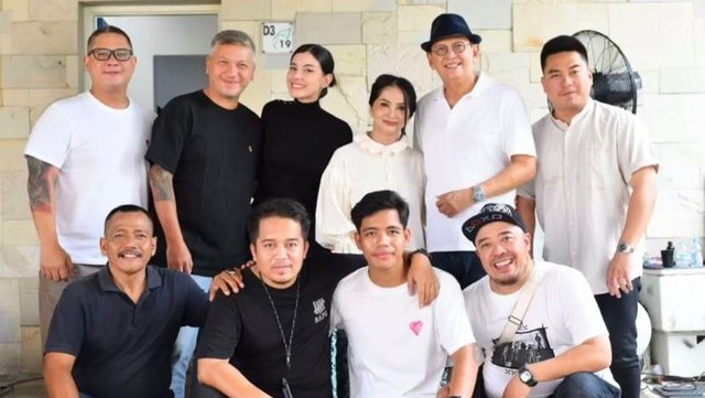 Update Informasi Selebriti InsertLive : Gisel Kondangan Bareng Cinta Brian, 7 Potret Gading Marten Rayakan Ultah dengan Medina