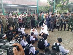 Dedi Mulyadi Beri Kuda ke Siswa Bermasalah di Sumedang