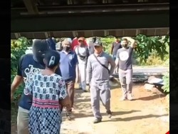 Video: Heboh Rumah Petani di Pati Dirobohkan Massa Bertopeng