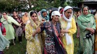 Air Mata Korban Baku Tembak di Perbatasan Pakistan-India