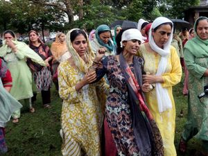 Air Mata Korban Baku Tembak di Perbatasan Pakistan-India