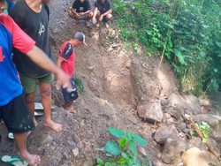 Jalan Penghubung Dua Desa Putus, Aktivitas Lumpuh