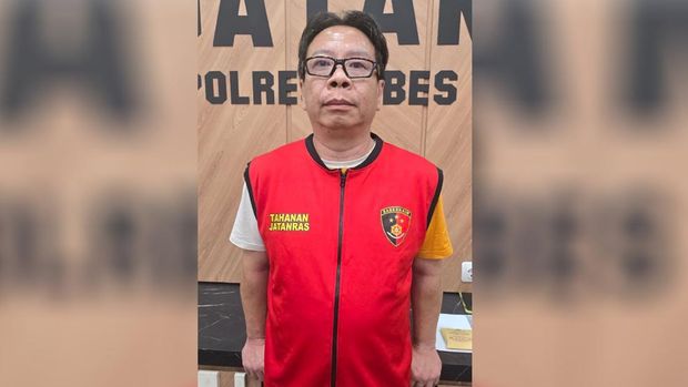 Pengusaha Surabaya pemilik perusahaan CV Sentoso Seal Jan Hwa Diana ditetapkan sebagai tersangka kasus perusakan mobil. Selain itu suaminya, Hendy Soenaryo juga sudah ditahan Polrestabes Surabaya.