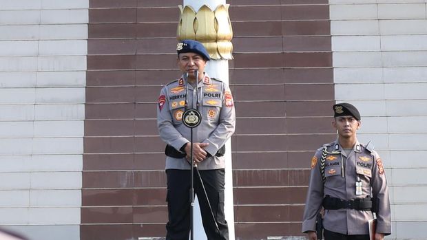 Kapolda Riau Irjen Herry Heryawan melepas 8 personel Tim Brimob Challenge yang mau beradu di Pusdik Brimob Watukosek, Jawa Timur.