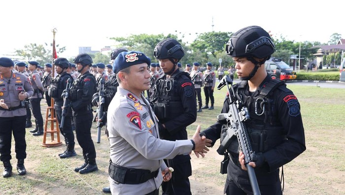 Kapolda Riau Irjen Herry Heryawan melepas 8 personel Tim Brimob Challenge yang mau beradu di Pusdik Brimob Watukosek, Jawa Timur. Tim Brimob
