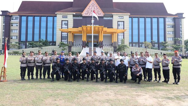Kapolda Riau Irjen Herry Heryawan melepas 8 personel Tim Brimob Challenge yang mau beradu di Pusdik Brimob Watukosek, Jawa Timur.
