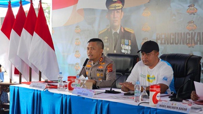 Kapolres Bogor AKBP Rio Wahyu Anggoro dikala pertemuan pers soal premanisme.
