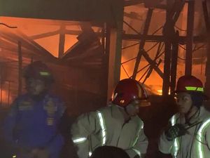 Kebakaran Pasar Mojoduwur Jombang Hanguskan 6 Kios Pedagang Kebakaran Pasar Mojoduwur Jombang Hanguskan 6 Kios Pedagang