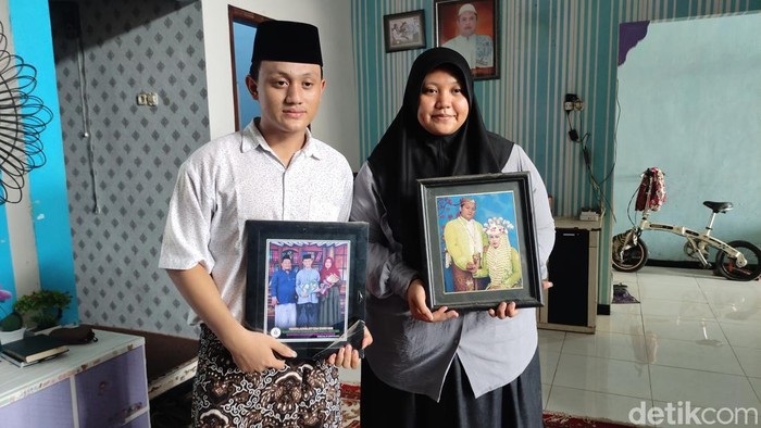 Keluarga jemaah haji Sidoarjo yang meninggal dunia di pesawat ke Madinah Keluarga jemaah haji Sidoarjo yang meninggal dunia di pesawat ke Madinah
