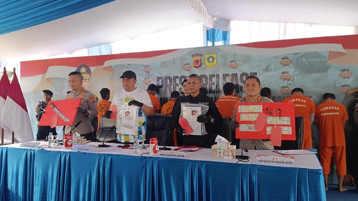 Kolaborasi Polres Bogor dan Polresta Bogor Kota menyikat premanisme berkedok matel menciptakan sitaan ratusan kendaraan hasil penarikan pelaku. Kolaborasi Polres Bogor dan Polresta Bogor Kota menyikat premanisme berkedok matel menciptakan sitaan ratusan kendaraan hasil penarikan pelaku.