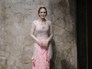 Foto Luna Maya Cantik Manglingi Pakai 3 Kebaya, Siraman Hingga Akad Nikah Foto Luna Maya Cantik Manglingi Pakai 3 Kebaya, Siraman Hingga Akad Nikah
