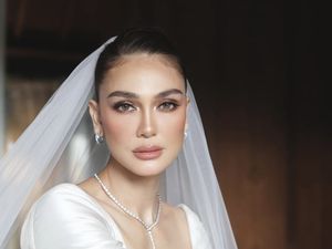 8 Foto Makeup Luna Maya di Resepsi Nikah ke-2, Pakai Foundation Rp 1,2 Juta 8 Foto Makeup Luna Maya di Resepsi Nikah ke-2, Pakai Foundation Rp 1,2 Juta