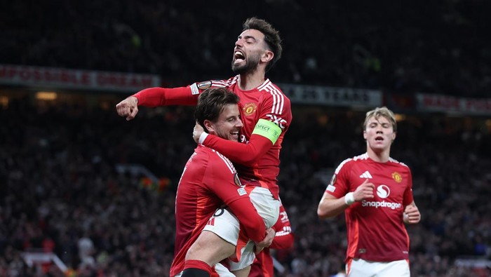 Manchester United MANCHESTER, ENGLAND - MAY 08: Mason Mount of Manchester United celebrates with Bruno Fernandes after scoring their first goal during the UEFA Europa League 2024/25 Semi Final Second Leg match between Manchester United and Athletic Club at Old Trafford on May 08, 2025 in Manchester, England. (Photo by Alex Livesey - Danehouse/Getty Images)