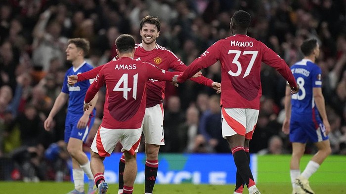 MANCHESTER, UNITED KINGDOM - MAY 8: Mason Mount attacking midfield of Manchester United and England celebrates after scoring his sides second goal during the UEFA Europa League 2024/25 Semi Final Second Leg match between Manchester United and Athletic Club at Old Trafford on May 8, 2025 in Manchester, United Kingdom. (Photo by Jose Hernandez/Anadolu via Getty Images)