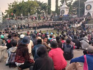 Demo Tolak Tambang Depan Kantor Gubernur Sulbar, Massa-Polisi Saling Dorong Demo Tolak Tambang Depan Kantor Gubernur Sulbar, Massa-Polisi Saling Dorong