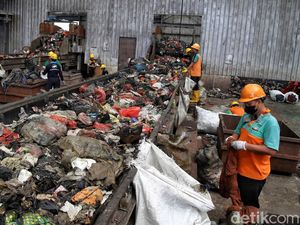 Melihat Pengolahan Sampah Jadi Bahan Bakar Alternatif di Bantar Gebang Melihat Pengolahan Sampah Jadi Bahan Bakar Alternatif di Bantar Gebang