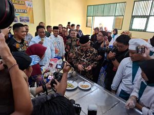 Momen Menteri Abdul Muti Icip-icip Cookies Buatan SMK 3 Palangka Raya Momen Menteri Abdul Muti Icip-icip Cookies Buatan SMK 3 Palangka Raya