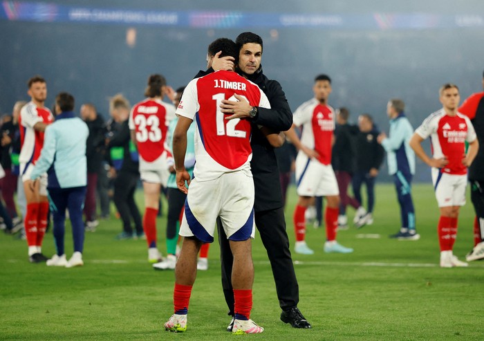FILE PHOTO: Soccer Football - Champions League - Semi Final - Second Leg - Paris St Germain v Arsenal - Parc des Princes, Paris, France - May 7, 2025 Arsenal's Jurrien Timber and manager Mikel Arteta look dejected after the match Action Images via Reuters/Peter Cziborra/File Photo