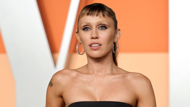 Gosip Terkini Selebriti Insertlive : Ternyata Ini Alasan Miley Cyrus Justru Bersyukur Rumahnya Kebakaran