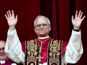 Makna Pakaian Paus Leo XIV, Kenakan Pellegrina Merah dan Stola Berhias Makna Pakaian Paus Leo XIV, Kenakan Pellegrina Merah dan Stola Berhias