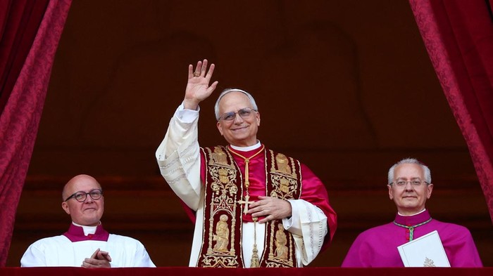 Momen Pertama Paus Leo XIV Disambut Umat Dunia Newly elected Pope Leo XIV, Cardinal Robert Prevost of the United States appears on the balcony of St. Peters Basilica, at the Vatican, May 8, 2025. REUTERS/Guglielmo Mangiapane