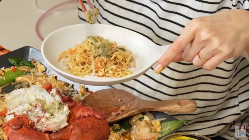 mukbang Indomie goreng pakai lobster