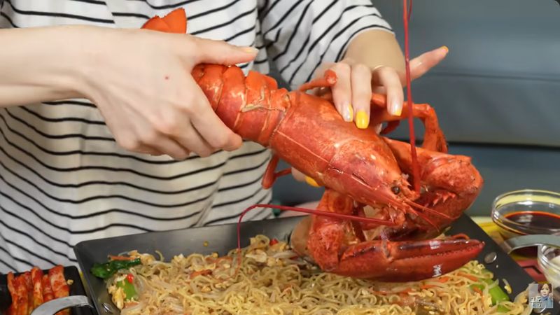 mukbang Indomie goreng pakai lobster