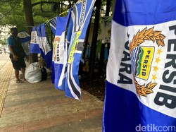 Pedagang Atribut yang Nikmati Manisnya Persib Juara Liga 1