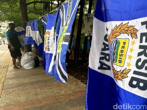 Pedagang Atribut yang Nikmati Manisnya Persib Juara Liga 1 Pedagang Atribut yang Nikmati Manisnya Persib Juara Liga 1