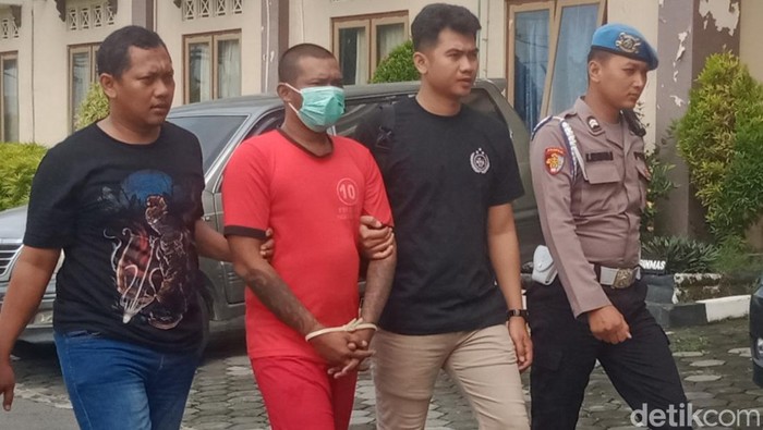 Buruh bangunan pencuri motor sesama pekerja di saat  dihadirkan di Mapolres Klaten, Jumat (9/5/2025).