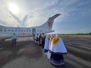 Penerbangan Bersejarah Wings Air Antar Jemaah Haji