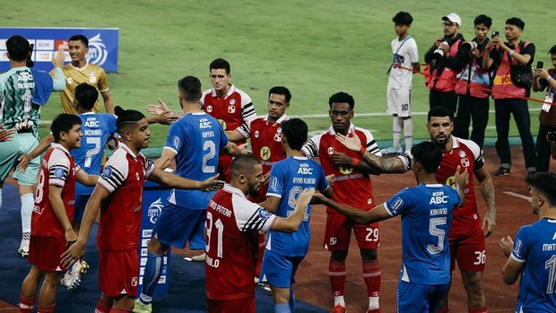 Pemain Barito Putera melakukan guard of honour kepada Persib Bandung sebelum pertandingan pekan ke-32 Liga 1 di Stadion Gelora Bandung Lautan Api, Bandung, Jumat (9/5). (X Persib Bandung)