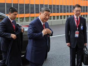 Xi Jinping Tiba di Korut, Disambut Kim Jong Un dan Istri