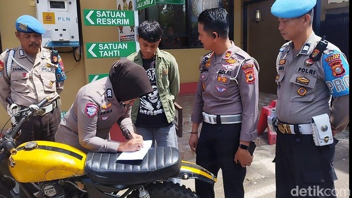 Polisi menguras motor perjaka yang menghunus jari tengah ke Polantas Maros. Polisi menguras motor perjaka yang menghunus jari tengah ke Polantas Maros.