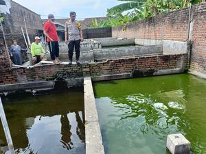 Bhabinkamtibmas di Sidoarjo Sambangi Peternak Lele, Ini Tujuannya