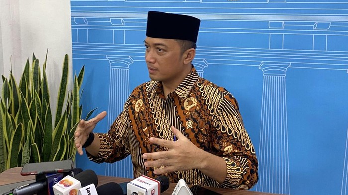 Ratusan ojol demo di Patung Kuda tuntut komisi 10% dan desak pemerintah sahkan UU Transportasi Online. Jalan Medan Merdeka pun dikuasai para ojol.