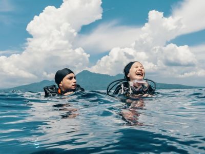 Potret Prilly Latuconsina Ajak Omara Esteghlal Menyelam di Laut Pertama Kali