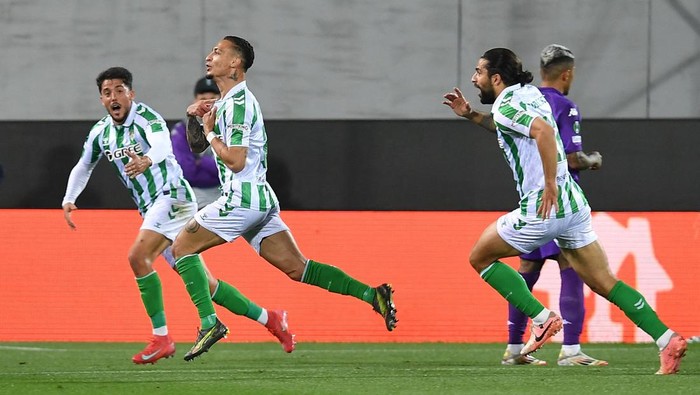 Soccer Football - Conference League - Semi Final - Second Leg - Fiorentina v Real Betis - Stadio Artemio Franchi, Florence, Italy - May 8, 2025 Real Betis Antony celebrates scoring their first goal with Pablo Fornals and Ricardo Rodriguez REUTERS/Jennifer Lorenzini