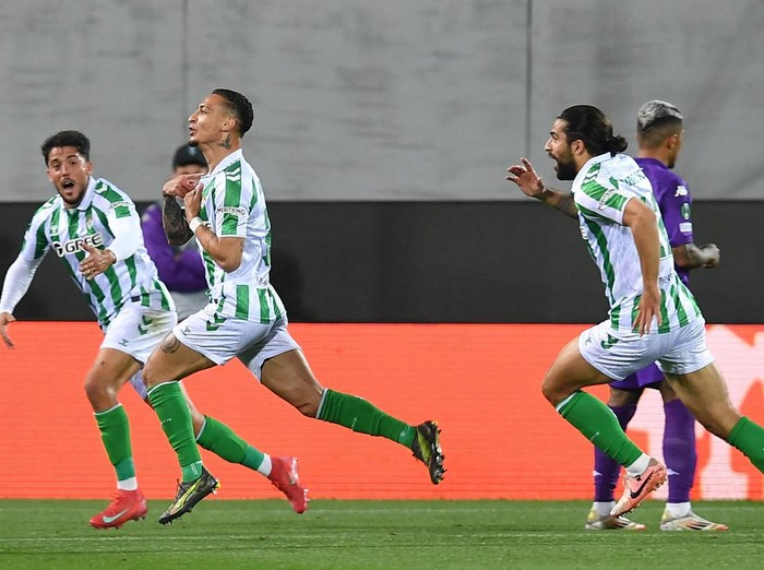 Soccer Football - Conference League - Semi Final - Second Leg - Fiorentina v Real Betis - Stadio Artemio Franchi, Florence, Italy - May 8, 2025 Real Betis' Antony celebrates scoring their first goal with Pablo Fornals and Ricardo Rodriguez REUTERS/Jennifer Lorenzini