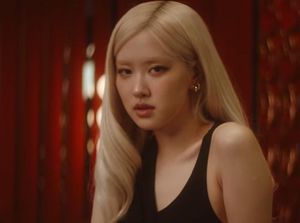 Video: Pesona dan Vokal Memukau Rose BLACKPINK di MV Messy Video: Pesona dan Vokal Memukau Rose BLACKPINK di MV Messy