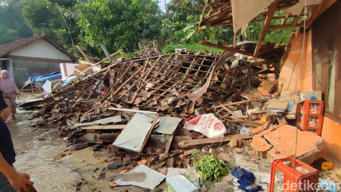 Rumah ambruk akhir longsor di Ciamis. Rumah ambruk akhir longsor di Ciamis.